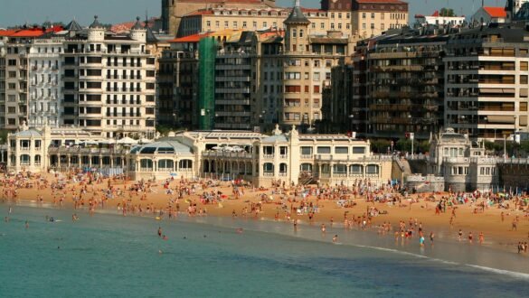 La Concha beach with Monte Igueldo in background — San Sebastian