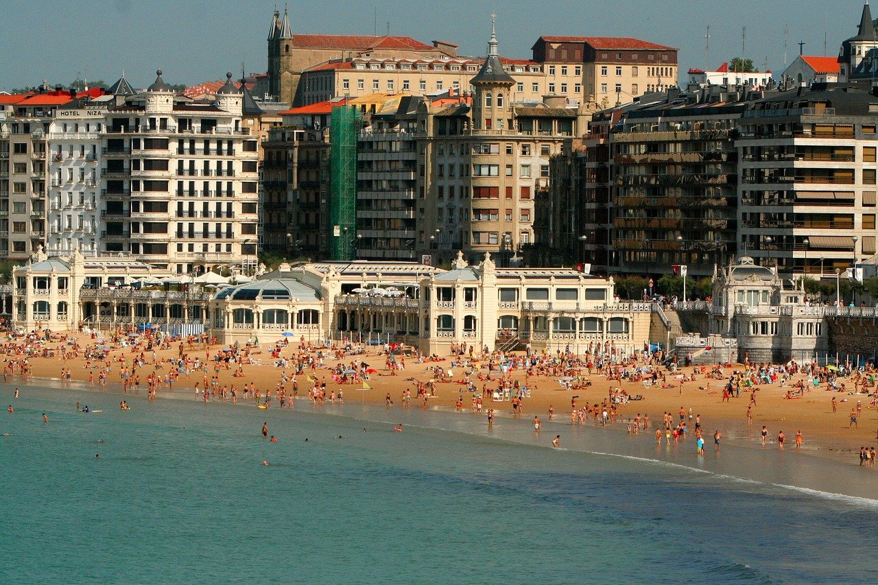 La Concha beach with Monte Igueldo in background — San Sebastian
