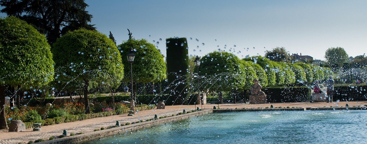 The beautiful gardens of the Alcázar with fountains and flowers — Cordoba